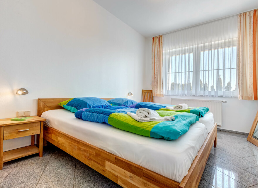 Schlafzimmer mit Doppelbett