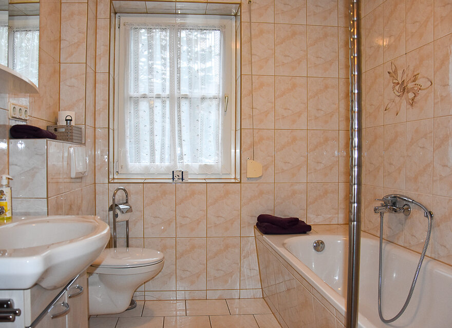Tageslichtbad mit Wanne
