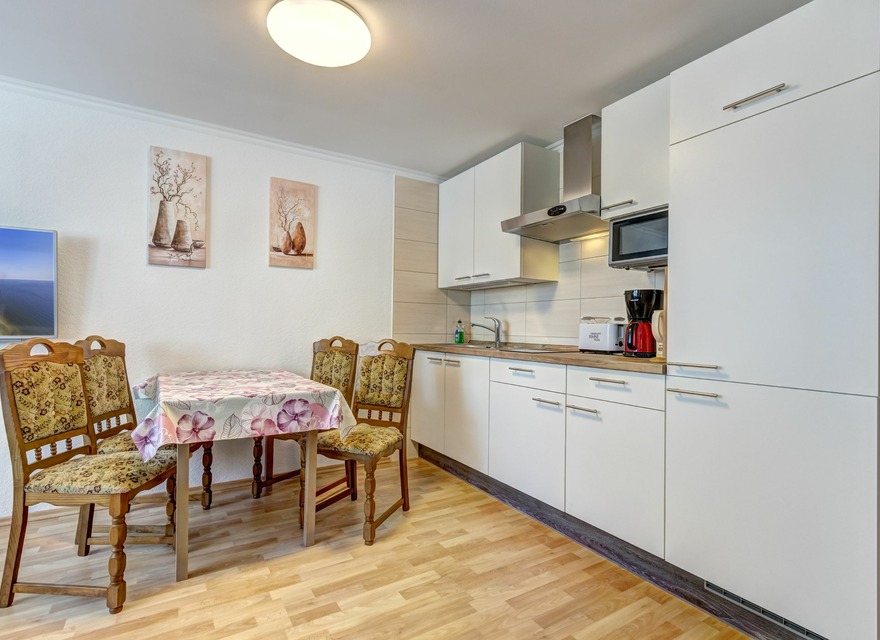 Küchenzeile mit Esstisch