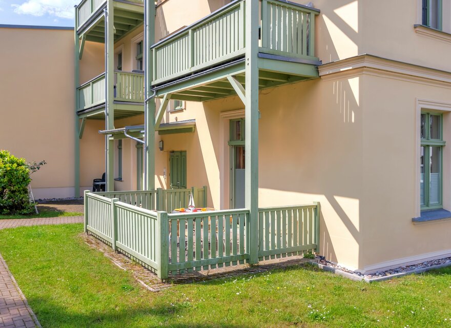 Terrasse und Eingang