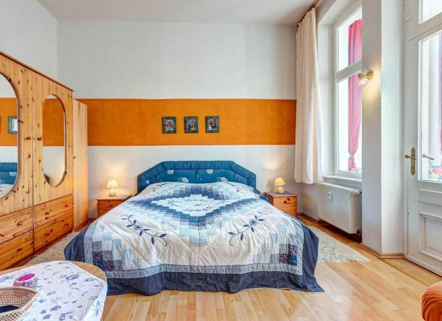 Doppelbett im Wohnzimmer