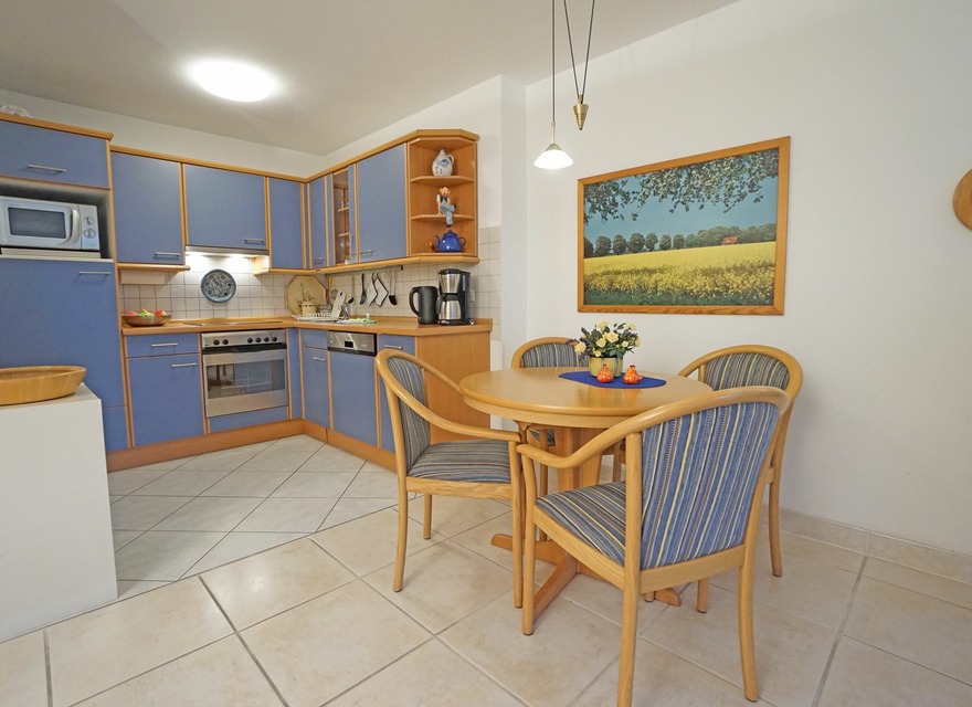 Küche mit Esstisch