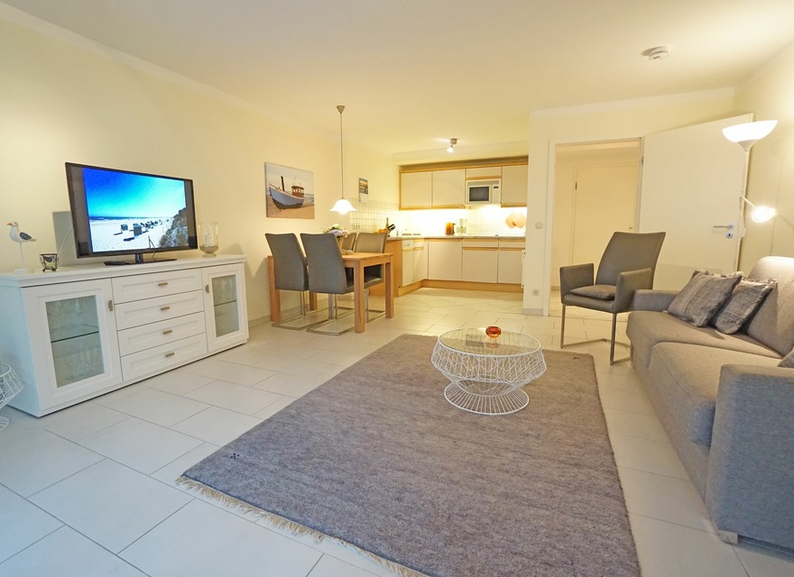 Wohnzimmer mit offener Küche