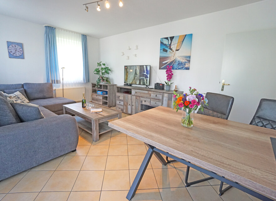 Wohnzimmer mit Eßtisch