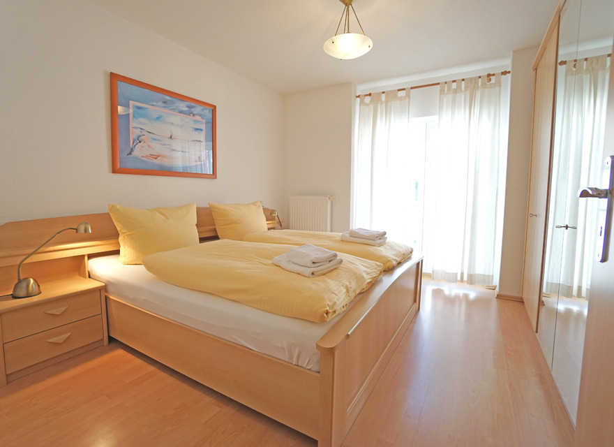 Schlafzimmer mit Doppelbett