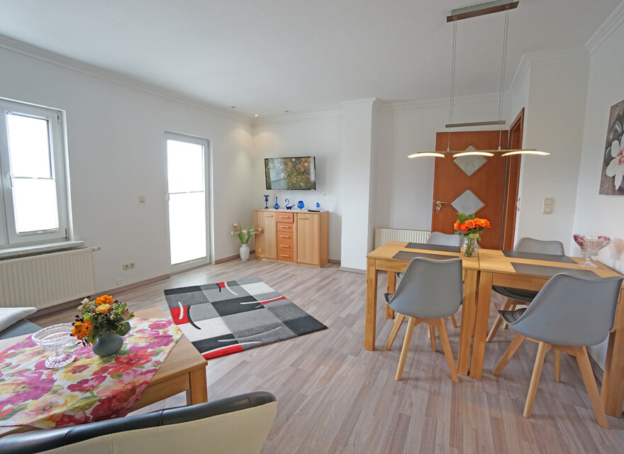 Wohnzimmer mit Eßtisch