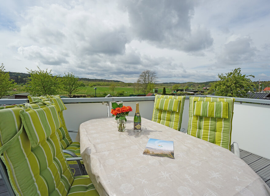 großer Balkon am Wohnzimmer