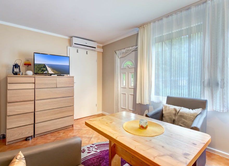 Sitzecke mit Flat-TV