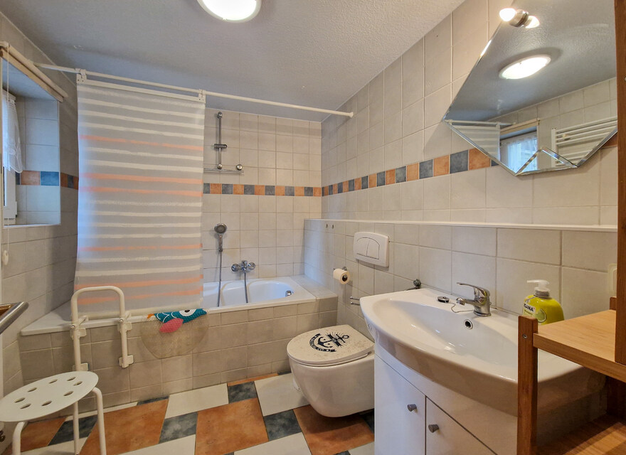 Tageslichtbad mit Wanne